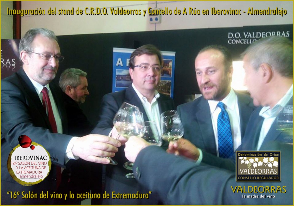 Inauguración del stand de la DO Valdeorras y Concello de A Rua en Iberovinac con el alcalde de Almendralejo, José Garcia Lobato (segundo por la derecha)...